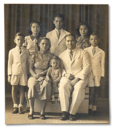 FamilyPicture1.jpg (52889 bytes)